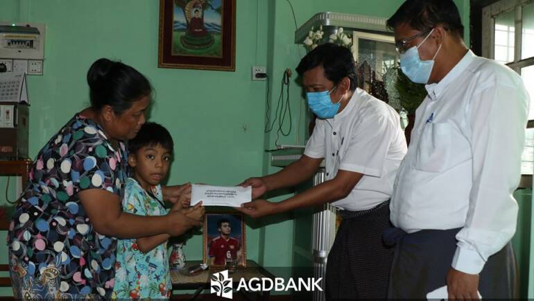 Yangon United donates 10 lakhs to the family of U Aye San who drowns in Dawei