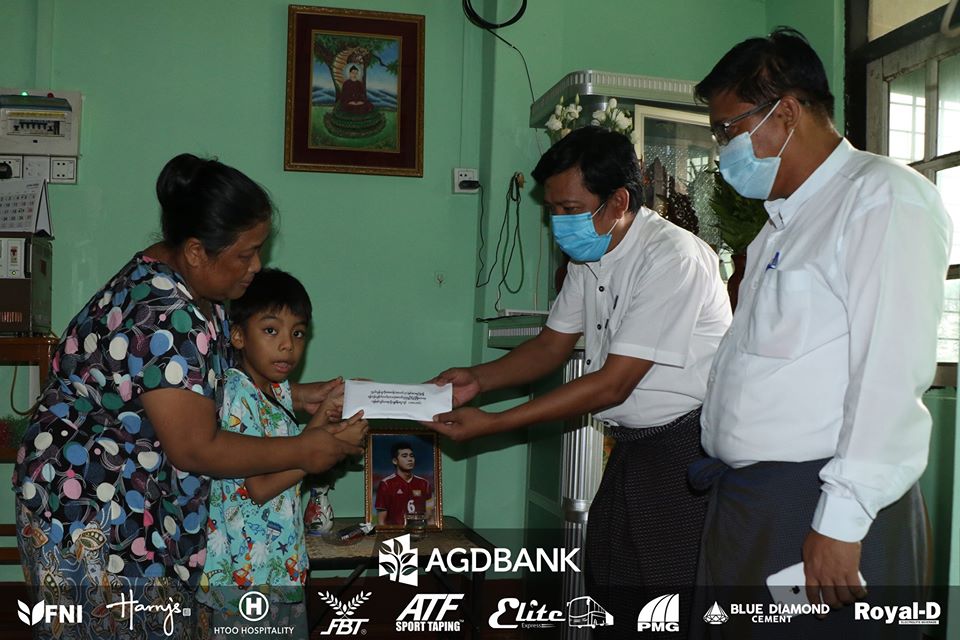 Yangon United donates 10 lakhs to the family of U Aye San who drowns in Dawei