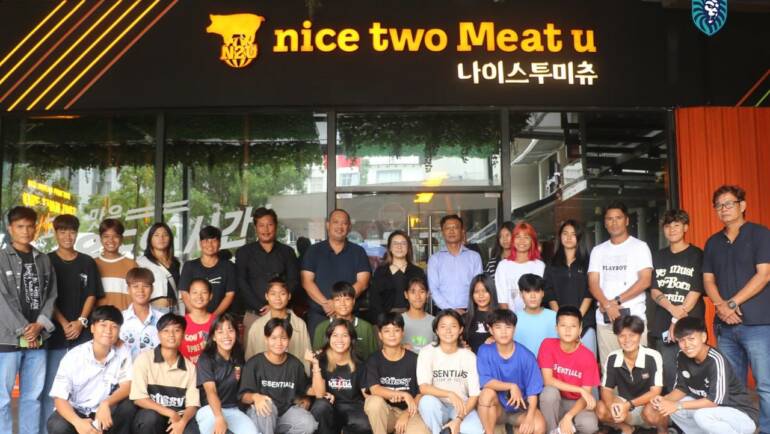 ၂၀၂၄ မြန်မာအမျိုးသမီးလိဂ် အမှတ်ပေးဇယားကို ဦးဆောင်နေသည့် ရန်ကုန်ယူနိုက်တက်အမျိုးသမီးအသင်းအား အသင်းဥက္ကဌဖြစ်သူ ဒေါ်ကလျာဇော် မှ  Nice Two Meat U Myanmar Korean BBQ တွင် ဂုဏ်ပြုနေ့လည်စာကျွေးမွေးခဲ့ပါတယ်